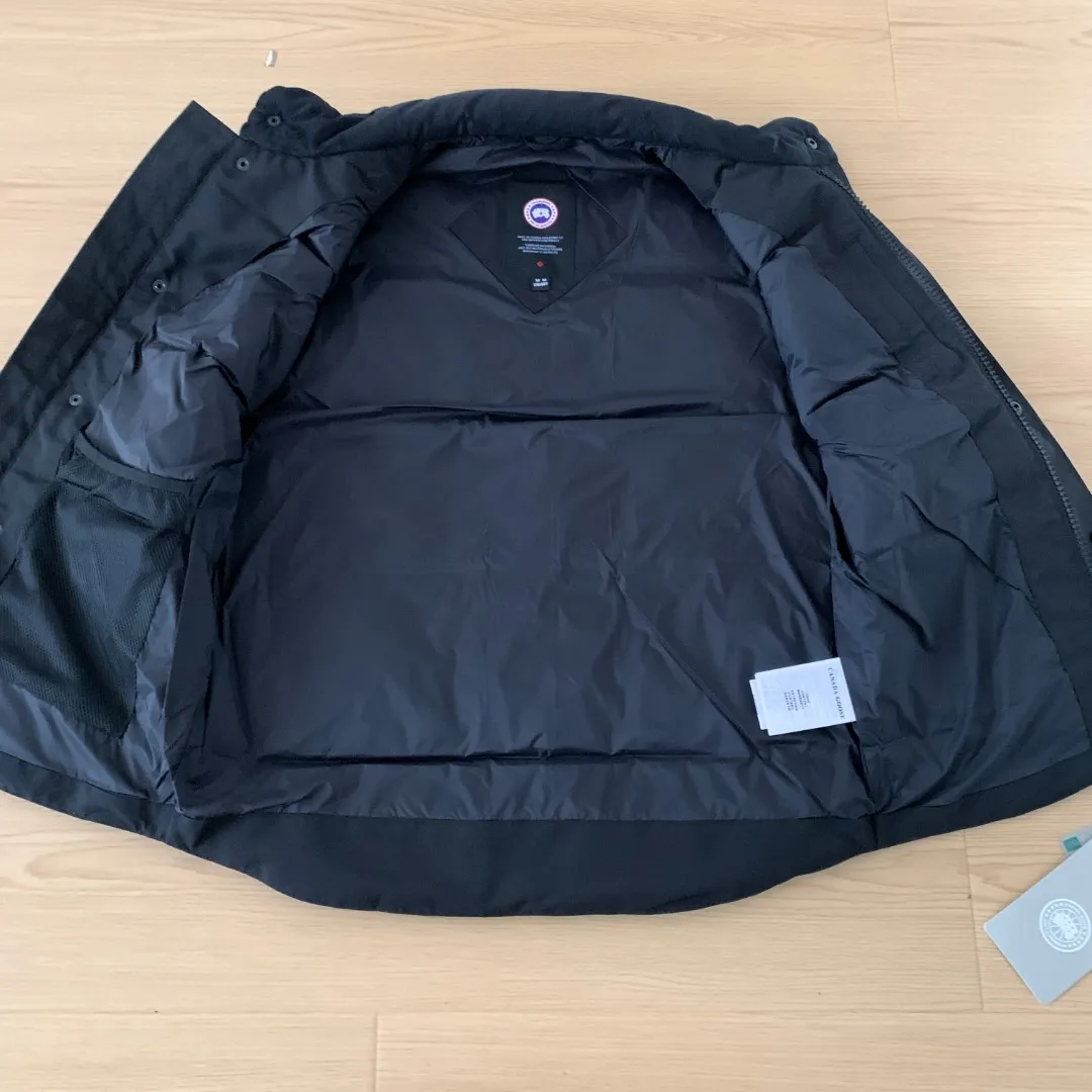 Style number: Y 138 𝑪𝒂𝒏𝒂𝒅𝒂 𝑮𝒐𝒐𝒔𝒆Canada Goose counter level! Canadagoose/Canada Goose New Arrival "2078APPSeries" down vest for men and women Material list: 1⃣ Original custom-made double plain 9500-100% nylon nylon fabric 2⃣ Original YKK zipper, non-sub-factory product 3⃣ National standard 80% white duck down from Guangzhou Inspection, (zp uses 80% white duck down/any boasts of 90% are fake) Material analysis characteristics: 1⃣ Original factory/9500-100% nylon 100% nylon Lurex yarn is actually 100% nylon, which is rarely pure now. Most of them are mixed with cotton thread or polyester. Our top original version is developed in accordance with ZP and uses the same material. 2⃣ As we all know, the original version uses 80% white duck down. The fill power refers to the cubic inches of volume occupied by each ounce (30 grams) of down under certain conditions. If the space occupied by one ounce of down is cubic inches, the fill power of the down is called . So we can simply understand it as: fill power is the volume of down, and the volume of down is fill power. The higher the fill power of down, it means that under the same filling amount, down can fix a larger volume of air layer to keep warm and insulate, so the warmth retention of down is better. Size:XS-2XL Color: Navy Blue Beige Gray Black Label Gray Red Label Black Red Label Black Black Label Red Blue Pink